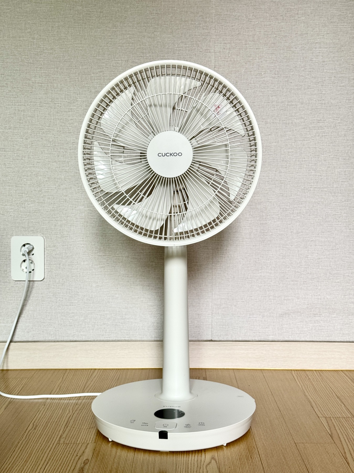 쿠쿠 인스퓨어 서큘레이터형 BLDC 선풍기 CF-MNL1210NW 29.5cm(12인치) 7엽 날개 높이 조절 노블 화이트 제품 이미지